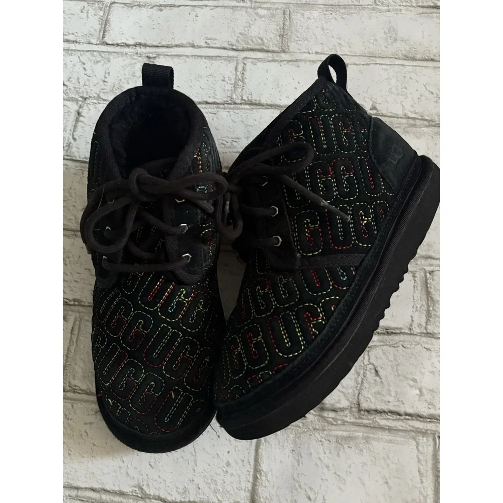 UGG NEUMEL II GRAPHIC STITCH BLACK CHUKKA‎ SUEDE BOOTS KIDS SIZE 3